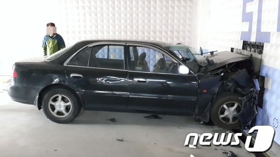 21일 오후 5시2분께 경남 마산회원구 양덕동 모 상가 주차장 입구에서 발생한 사고 현장.<창원소방본부 제공> © News1