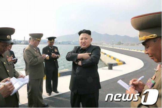 북한 김정은 국방위원회 제1위원장이 북한 육아원과 애육원, 초등 및 중등학원 등에 수산물 공급하는 북한군 '1월8일 수산사업소'를 방문했다고 노동신문이 지난 22일 보도했다. (노동신문) 2014.4.22/뉴스1 © News1 김보영