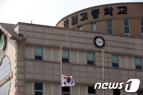 진도 해상에서 발생한 세월호 침몰사고와 관련해 경기도 안산시 단원구 고잔동 단원고등학교 국기게양대에 태극기가 조기 게양돼 있다. © News1   송은석 기자