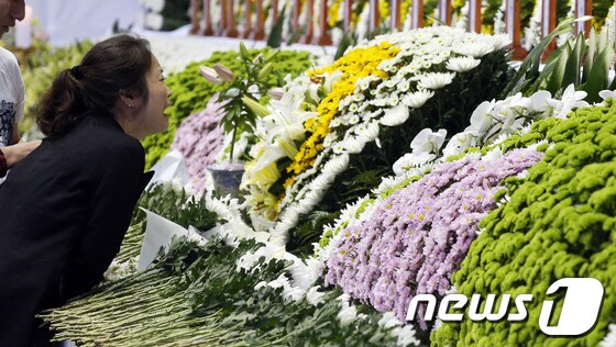 24일 오후 경기도 안산 단원구 고잔동 안산올림픽실내체육관에 마련된 '세월호 사고 희생자 임시분향소'에서 한 유가족이 오열하고 있다. 2014.4.24/뉴스1 © News1 허경 기자