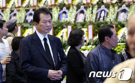 서남수 교육부 장관이 24일 오후 경기도 안산 단원구 고잔동 안산올림픽실내체육관에 마련된 '세월호 사고 희생자 임시분향소'에서 조문하고 있다. 2014.4.24/뉴스1 © News1 허경 기자
