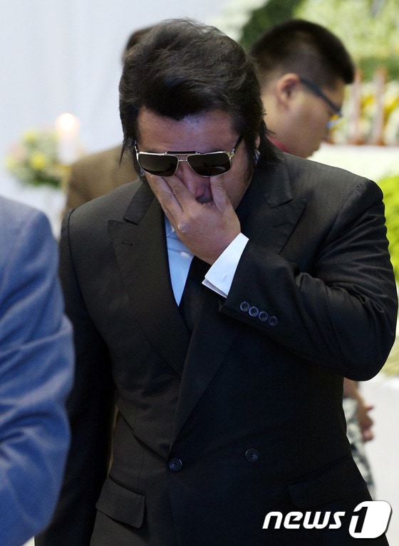 배우 김보성이 24일 오후 경기도 안산 단원구 고잔동 안산올림픽실내체육관에 마련된 '세월호 사고 희생자 임시분향소'에서 조문하고 있다. 2014.4.24/뉴스1 © News1   허경 기자