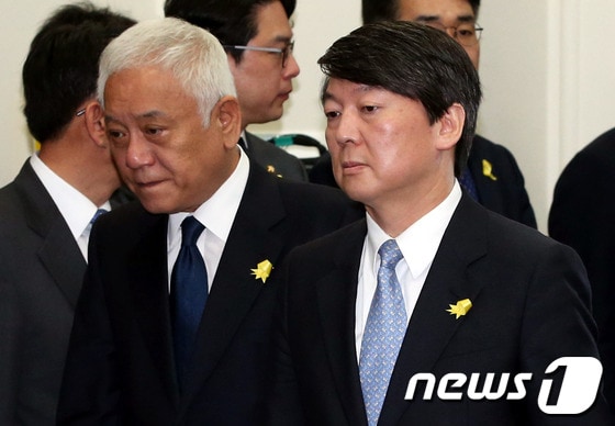 김한길, 안철수 새정치민주연합공동대표가 가슴에 노란리본을 달고 지난 25일 오전 서울 여의도 국회에서 열린 최고위원 및 여객선 침몰사고 대책위원장단 연석회의에 참석하고 있다.2014.4.25/뉴스1 © News1   이광호 기자