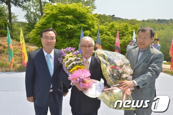 제7회 녹두대상 수상자 나카츠카 아키라 일본 나라여자대학 명예교수(가운데). ⓒ News1DB