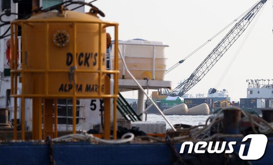 세월호 여객선 침몰 사고 발생 10일째인 25일 전남 진도군 조도면 병풍도 인근 사고해상에서 바지선에 실린 수중 구조작업 장비인 다이빙벨이 투입을 기다리고 있다. © News1 한재호 기자