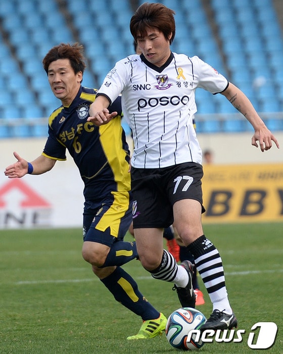 26일 오후 경기도 성남시 탄천종합운동장서 열린 '현대오일뱅크 K리그 클래식 2014' 성남FC와 전남 드래곤즈와의 경기에서 전남의 전현철이 상대 수비를 피해 드리블을 하고 있다. 2014.4.26/뉴스1 © News1   손형주 기자