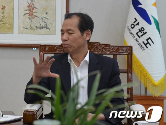 세월호 침몰로 전 국민의 애도물결이 이어지는 가운데 최문순 강원도지사가 강원도의 재난방재 관련 인터뷰를 하고 있다. © News1   신효재 기자