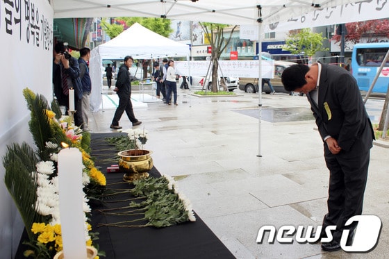 세월호 여객선 침몰사고 발생 13일째인 28일 오후 한 시민이 원주 강원감영 앞 광장에 마련된 분향소를 찾아 희생자들을 추모하고 있다.2014.4.28/뉴스1 © News1   권혜민 기자
