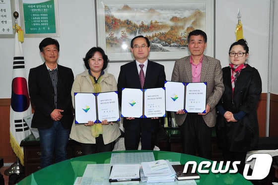 횡성군은 29일 오후 2시 부군수실에서 사회적기업 2개소와 재정지원협약을 체결했다.(사진제공=횡성군).2014.4.29/뉴스1 © News1 권혜민 기자