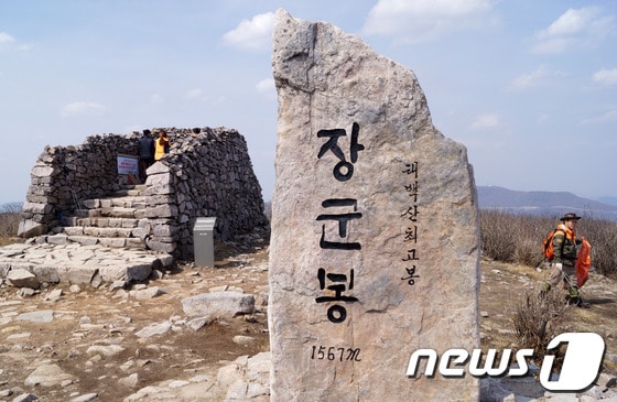 2일 강원 태백시 태백산 정상에서 태백산도립공원 한 관계자가 환경정화 활동을 하고 있다. 2014.4.2/뉴스1 © News1 하중천