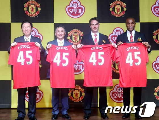 이강훈 오뚜기 사장, 함영준 오뚜기 회장, 제이미 리글 맨유 아시아 사장, 퀸튼 포춘 앤유 레전드(왼쪽부터)가 3일 오전 서울 장충동 신라호텔에서 열린 오뚜기-맨체스터유나이티드 파트너십 론칭행사에서 싸인 세리모니를 진행하고 있다. 2014.4.3 머니투데이/뉴스1 © News1 김보영