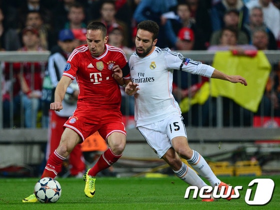 30일(한국시간) 독일 뮌헨 알리안츠 아레나에서 열린 2013-14 유럽축구연맹 챔피언스리그 4강 2차전 경기에서 프랭크 리베리(왼쪽·바이에른 뮌헨)와 다니엘 카르바할(레알 마드리드)이 볼 경합을 펼치고 있다. © AFP=News1  