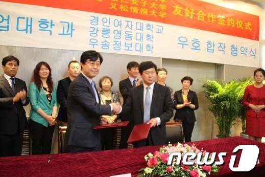 우송정보대학 호텔관광학부와 중국 산동외무직업학교는 지난 26일 교류협력 협약을 체결했다.© News1 