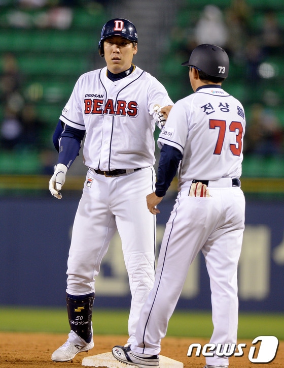 2018 시즌 한화 유니폼을 입게된 전상열 코치(오른쪽). /뉴스1 DB ⓒ News1