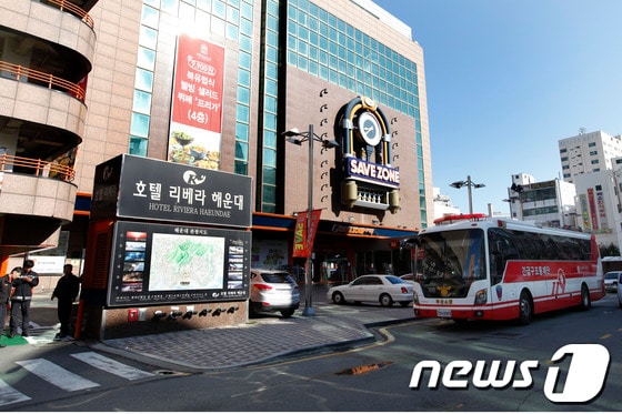 4일 오전 부산 해운대구 리베라 호텔에서 발생한 화재로 인해 부산소방안전본부가 출동해 화인등을 조사하고 있다. 2014.4.4/뉴스1 © News1 여주연 기자