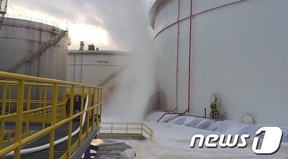 4일 오후 3시30분께 울산시 울주군 온산읍 에쓰오일에서 원유 유출사고가 발생했다. © News1/사진제공=울산시 소방본부   이상록 기자