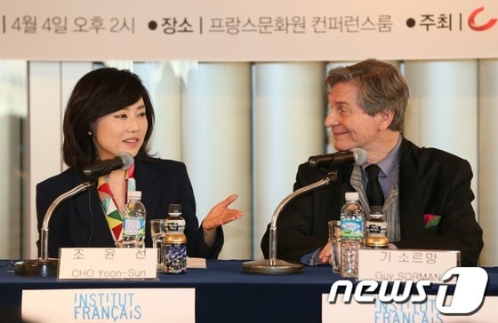 조윤선 여성가족부장관과 기 소르망 교수가 4일 여성조선 주최로 주한 프랑스문화원에서 열린 &#39;여성이 세상을 바꾼다&#39; 포럼에서 대담하고 있다.&#40;여성가족부 제공&#41; © News1 