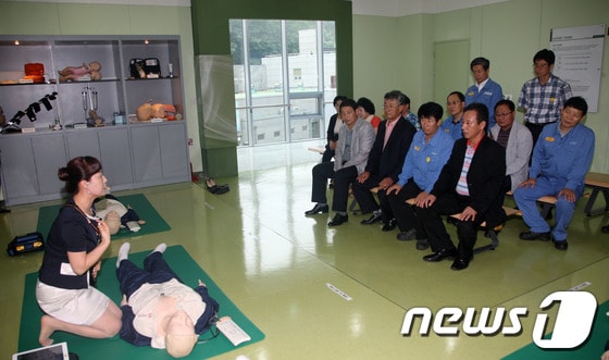포항제철소 글로벌안전센터에서 안전교육을 받고 있는 모습./사진제공=포스코포항제철소© News1 