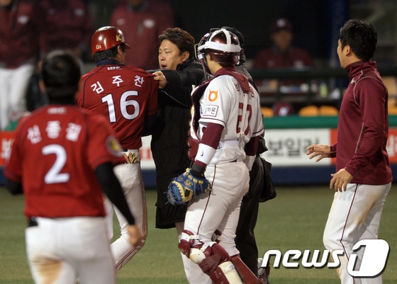 8일 오후 서울 목동야구장에서 2014 한국야쿠르트 세븐 프로야구 넥센 히어로즈와 KIA 타이거즈의 경기가 열렸다.9회초 KIA 김주찬이 몸에 공을 맞은 뒤 마운드를 향해 걸어가자 양팀 선수들이 그라운드로 뛰쳐나와 실랑이를 벌이고 있다. 2014.4.8/뉴스1 © News1   정회성 기자