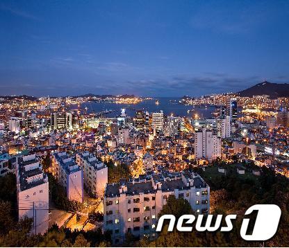 초량 망양로에서 내려다 본 부산 야경. ⓒ News1