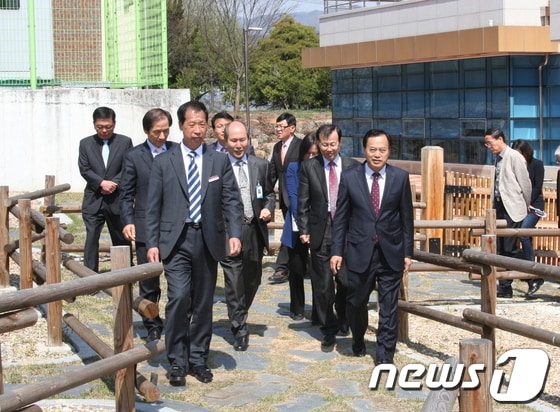 전찬환 충남교육감 권한대행은 8일 전국 최초로 식품제조분야 마이스터고로 선정된 충남발효식품고를 방문해 개교를 위한 준비사항 등을 점검했다.© News1