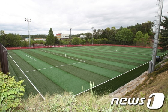 인조잔디 운동장 모습. © News1 장동열 기자
