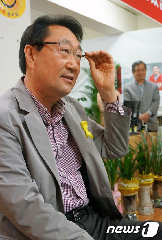 새누리당 한규호 횡성군수 후보가 1일 오전11시 선거사무실에서 출마 기자회견을 갖고 출마의 변을 밝히고 있다.2014.5.1/뉴스1 © News1 권혜민 기자