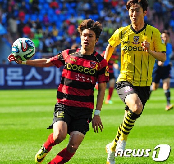 10일 오후 경북 포항시 스틸야드에서 열린 '현대오일뱅크 K리그 클래식 2014' 포항 스틸러스와 전남 드래곤즈 경기 전반 포항 김승대가 전남 문전을 향해 드리볼하고 있다. 2014.5.10/뉴스1 © News1 최창호 기자