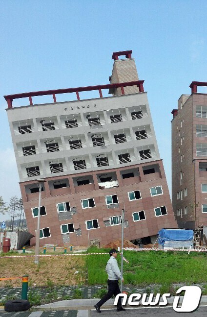 12일 오전 충남 아산시 둔포면 석곡리 아산테크노밸리 내에 신축중인 오피스텔 건물이 기울어져 붕괴 위기에 처했다. 충남소방본부에 따르면 6층 높이의 이 건물은 현재 20도 가량 기울어져 있다는 상태다.2014.5.12/뉴스1 © News1 한기원 기자