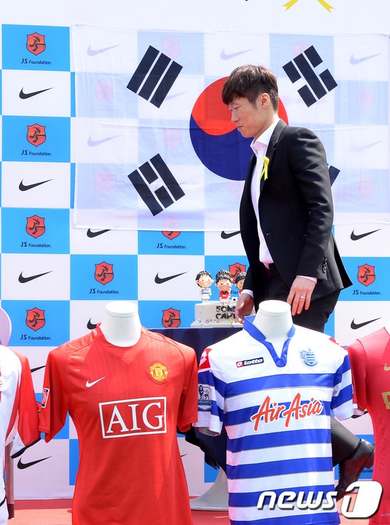 14일 오전 경기도 수원 박지성축구센터에서 열린 거취관련 기자회견장에 박지성이 들어서고 있다. 올 시즌 네덜란드 프로축구 PSV 에인트호번에서 1년간의 임대 생활을 마친 박지성은 원 소속팀 잉글랜드 퀀즈파크 레인저스로 복귀해야돼 거취에 관심이 쏠렸다. .2014.5.14/뉴스1 © News1 이동원 기자