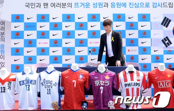 14일 오전 경기도 수원 박지성축구센터 열린 거취관련 기자회견에서 박지성이 회견장에 들어서고 있다.올 시즌 네덜란드 프로축구 PSV 에인트호번에서 1년간의 임대 생활을 마친 박지성은 원 소속팀 잉글랜드 퀀즈파크 레인저스로 복귀해야돼 거취에 관심이 쏠리고 있다.네덜란드 NU스포르트 등 현지 언론들은 지난 13일(한국시간) 박지성이 현역 은퇴를 선언할 가능성이 대두되고 있다.박지성은 또 예비 신부인 김민지 전 SBS 아나운서와의 결혼 일정 등도 공개할 예정이다.2014.5.14/뉴스1 © News1   이동원 기자