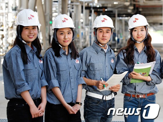 울산대학교가 14일 교육부와 한국대학교육협의회가 발표한 '2013년 산업계 관점 대학평가'에서 정유석유화학 분야 최우수 대학 중 하나로 선정됐다. SK에너지에서 현장 실습 중인 울산대 학생들. (울산대학교 제공) © News1