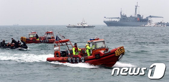 세월호 침몰사고 29일째인 14일 오후 전남 진도 앞바다 세월호 사고해역에서 수색작업이 계속되고 있다. 2014.5.14/뉴스1 © News1 박지혜 기자