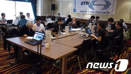 ETRI가 지난 3월 영국 런던에서 개최된 ETSI CoAP 프로토콜 상호운용성 시험에 참가해 세계각국의 연구원들과 토의를 하고 있는 모습. © News1 