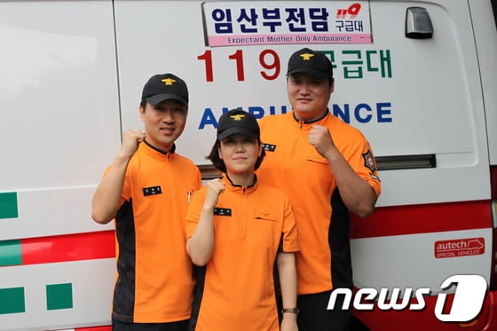 구급차에서 산모 분만을 유도한 대원들. 왼쪽부터 대전북부소방서 김태형 소방교, 조은숙 소방장, 박명하 소방교. © News1