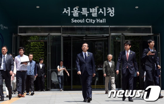 6.4 지방선거에 나서는 박원순 서울시장이 15일 오전 서울시청 시민청에서 출마 선언을 마치고 청사를 나서고 있다.박 시장은 이어서 서울광장에 마련된 세월호 희생자 분향소와 동작동 국립현충원을 잇따라 방문해 세월호 희생자의 넋을 추모하고 순국선열과 호국영령을 참배할 계획이다. 2014.5.15/뉴스1 © News1   한재호 기자