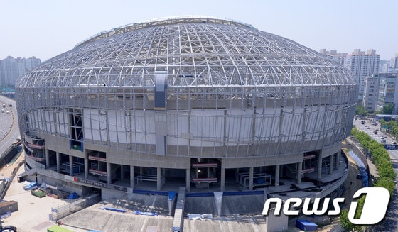 15일 오후 서울 구로구 고척동 서남권 고척돔야구장 건설공사가 한창이다.국내 첫 돔구장인 고척돔이 프로야구 넥센 히어로즈의 홈구장이 될것으로 알려져 이목이 집중되고 있다.서울시는 평소 상습 정체 구역인 고척돔 인근의 교통난 해소를 위해 전체 사업비의 3분의 1이 넘는 1000억원가량을 투입한 것으로 알려졌다.고척돔은 지난 2009년 4월 시공에 들어갔으며 내년 2월 완공될 예정으로 1만 9000여명을 수용할 수 있는 규모이다.목동 야구장을 홈구장으로 사용중인 넥센이 고척돔으로 옮겨가면 목동 구장은 아마추어 야구 전용 경기장으로 활용될 것으로 전망한다. 2014.5.15/뉴스1 © News1   이동원 기자