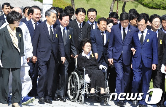 이희호 김대중평화센터 이사장이 15일 광주 국립 5.18국립묘지를 참배하기 위해 들어서고 있다. 이날 참배에는 박지원,임내현 김동철의원과 광주시장선거에 나선 강운태, 이용섭, 윤장현 후보등이 함께 했다.이 이사장은 16일 열리는 세계인권도시포럼개막식에 참석해 축사를 할 예정이다. 2014.5.15/뉴스1 © News1 김태성 기자