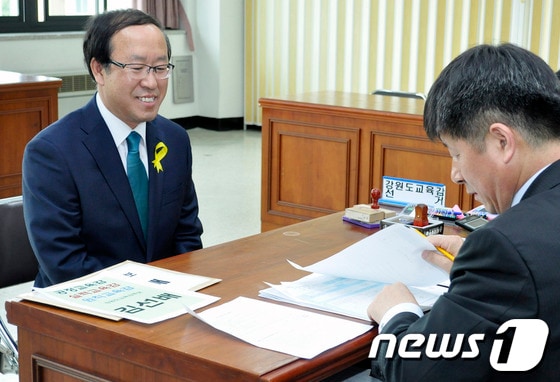 제6회 전국동시지방선거 후보자 등록 마지막 날인 16일 오전 김선배 강원도교육감 예비후보가 강원 춘천시 강원도선거관리위원회를 찾아 후보 접수를 하고 있다. 2014.5.16/뉴스1 © News1 이예지 기자