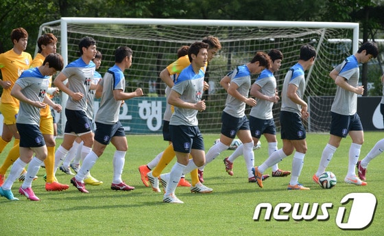 축구 국가대표팀이 16일 오후 경기 파주 트레이닝센터(NFC)에서 2014 브라질 월드컵 대비 훈련을 하기 위해 운동장으로 뛰어가고 있다. 2014.5.16/뉴스1 © News1   정회성 기자