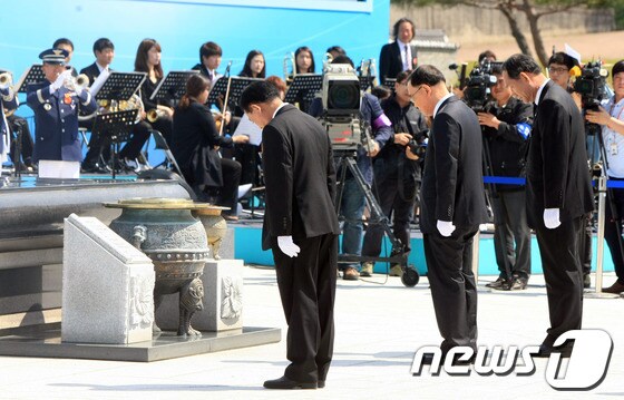 정홍원 국무총리가 18일 오전 광주 북구 운정동 국립 5·18민주묘지에서 거행된 제34주년 5·18광주민주화운동 기념식에서 헌화 후 묵념하고 있다.올해 기념식은 ‘임을 위한 행진곡’ 제창 순서가 빠진 데 반발한 관련 단체들 대부분이 참여하지 않아 간소하게 치러졌다. 2014.5.18  © News1   송대웅 기자