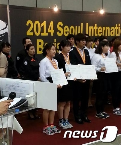중부대 호텔외식산업학과 문석진·송주영·지은씨는 ‘2014년 서울국제식음료외식조리경연대회 국제대학바리스타경연대회’에서 동상을 수상했다.© News1