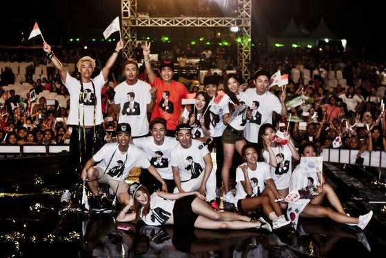 가수 태진아, 이루, 에일리가 인도네시아 공연을 마치고 무대 위에서 포즈를 취하고 있다.© 이루엔터테인먼트 