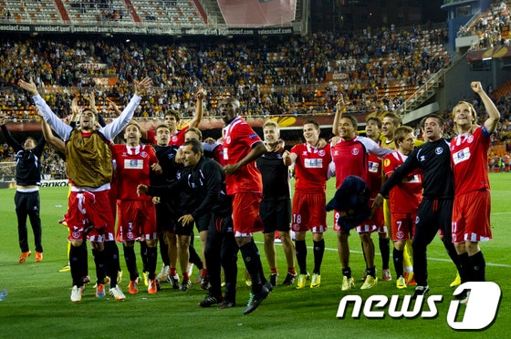세비야가 발렌시아와의 UEFA 유로파리그 4강 2차전에서 결승 진출을 확정지은 뒤 자축하고 있다. © AFP=News1