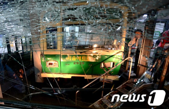 지하철 2호선 상왕십리역에서 성수역 방면으로 향하던 전동차 2대가 추돌하는 사고가 발생한 2일 오후 사고 현장에 충돌로 분리된 열차를 반대편 열차 승객들이 바라보고 있다. 이 시간 현재 시청방면은 정상적으로 열차 운행이 이루어지고 있으며, 반대 방면은 을지로입구~성수까지 운행이 멈춘 상태다. 2014.5.2/뉴스1 © News1   박정호 기자