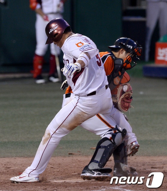 20일 오후 서울 목동야구장에서 열린 2014 한국야쿠르트 세븐 프로야구 넥센히어로즈와 한화이글스 경기에서 넥센 4회말 공격 무사 1,3루 상황 박헌도의 희생플라이 때 3루주자 김민성이 홈을 쇄도하고 있다. 2014.5.20/뉴스1 © News1   이동원 기자