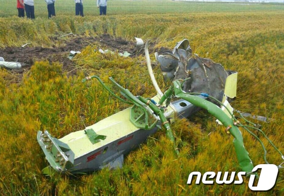 21일 오전 11시12분께 전북 김제시 진봉면 진봉초등학교 인근 논에 추락한 전투기 기름통 잔해./사진제공=전북지방경찰청 © News1 박효익 기자