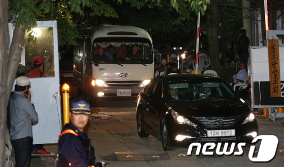 21일 경기도 안성시 보개면 기독교복음침례회&#40;구원파&#41; 총본산 금수원에서 유병언 전 세모그룹 회장 일가에 대한 구인 및 압수수색 영장 집행을 마친 검찰 수사관들이 차량을 통해 금수원 정문을 빠져나오고 있다.검경 합동수사본부는 이날 금수원에서 유병언 씨에 대한 구인영장, 장남 대균 씨에 대한 체포영장, 금수원 압수수색 영장을 동시에 집행했지만 유 전회장과 대균씨를 발견하지는 못했다. 2014.5.21/뉴스1 © News1   오대일 기자