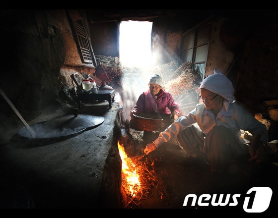 (사)한국사진작가협회충북옥천지부가 주최한 '제15회 향수 전국사진 공모전'에서 강미옥(51·여)씨가 응모한 '고향 할머니'가 금상을 수상했다. 사진은 강씨가 찍은 '고향 할머니'. 사진제공=옥천군청 © News1  