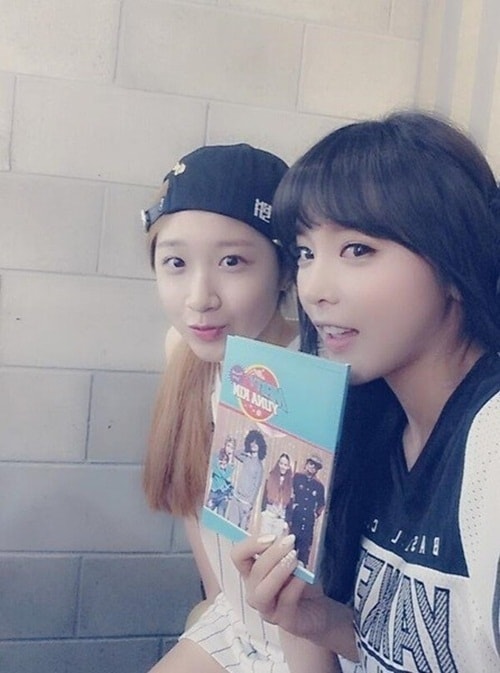 홍진영이 데뷔를 앞둔 유나킴과 함께한 사진을 공개했다. © 홍진영 트위터